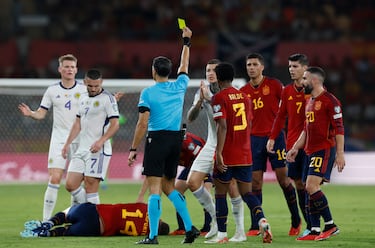 Amarilla para Dykes por un codazo en la cara a Laporte.