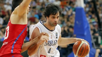 Serbia&#039;s Milos Teodosic (R) vies with Puerto Rico&#039;s Jorge Bryan Diaz (L) during the 2016 FIBA World Olympic Qualifying final basketball match between Serbia and Puerto Rico at the Kombank Arena in Belgrade on July 9, 2016. / AFP PHOTO / PEDJA MI