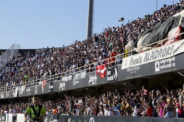 Otro estadio que bien podría ser de Primera División. Tiene una capacidad de 15.105 espectadores, aunque quizás no por mucho tiempo. Paco Belmonte, presidente de la entidad, ha reconocido que trabajan para ampliar el número total de localidades para hacer de las instalaciones unas del nivel de la élite del fútbol profesional. Su público, incondicional, les apoyará de igual modo. La campaña de ofrecer abonos a precio de Segunda B antes del Playoff independientemente de que se logre o no el ascenso ha sido todo un éxito.

