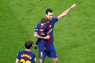 Sergio Busquets con su hijo.