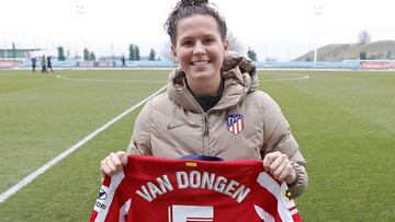 Merel Van Dongen posa con la camiseta con la que marc&oacute; el primer gol del Atleti al Real Madrid en un derbi.