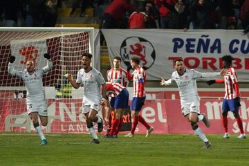 El 23 de enero, el Atl¨¦tico sufri¨® una de las derrotas m¨¢s duras de la temporada. Cay¨® eliminado ante la Cultural Leonesa en su primera participaci¨®n en el torneo de Copa de esa campa?a. Jug¨® un partido y no disput¨® m¨¢s porque la Cultural super¨® a un Atl¨¦tico que se hab¨ªa adelantado gracias a un gol de Correa. Pero los del Cholo se durmieron y los tantos de Casta?eda y Benito propiciaron una dolorosa derrota para el Atl¨¦tico. Hubo fiesta total en Le¨®n con el triunfo ante el Atl¨¦tico.