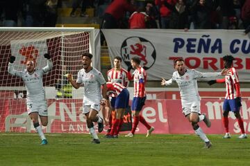 El 23 de enero, el Atlético sufrió una de las derrotas más duras de la temporada. Cayó eliminado ante la Cultural Leonesa en su primera participación en el torneo de Copa de esa campaña. Jugó un partido y no disputó más porque la Cultural superó a un Atlético que se había adelantado gracias a un gol de Correa. Pero los del Cholo se durmieron y los tantos de Castañeda y Benito propiciaron una dolorosa derrota para el Atlético. Hubo fiesta total en León con el triunfo ante el Atlético.