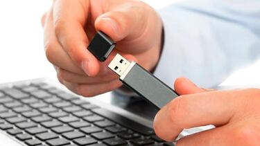 Recogió un USB extraño en la calle, lo conectó al móvil y dentro había algo que nadie esperaba