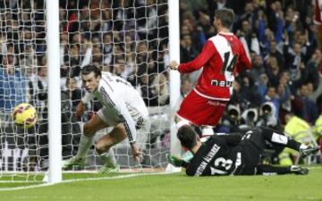 El jugador galés del Real Madrid Gateh Bale anota el primer gol ante el Rayo Vallecano durante el partido de la undécima jornada de Liga en Primera División.