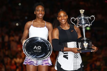 Las Williams son todo un icono del tenis femenino. Serena gan 23 ttulos en torneos Grand Slam, habiendo conseguido 4 majors de manera consecutiva en dos perodos distintos de su carrera. Su hermana mayor, Venus, tambin es una todoterreno, ya que consigui siete ttulos de Grand Slam. Revolucionaron el circuito femenino con la llegada de la mayor cuando tena 14 a?os.
