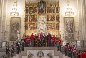 Los capitanes del Atlético y Atlético Femenino le ofrecen el título a la Virgen de la Almudena. 