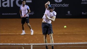Nicolás Jarry remata en la final de dobles.