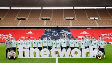 La Selecci&oacute;n posa en el Estadio La Cartuja de Sevilla en la previa del partido ante Kosoovo