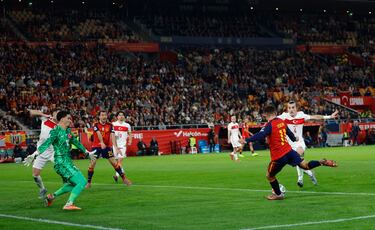 2-2. Despeje bajo palos de Merih Demiral al remate de Yeremy Pino, el balón rebota en Çaglar Söyüncü y Mikel Oyarzabal atento, empuja el balón a placer para anotar el segundo.