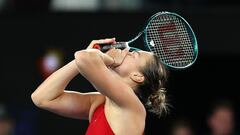 Belarus' Aryna Sabalenka celebrates victory against China's Zheng Qinwen during their women's singles final match on day 14 of the Australian Open tennis tournament in Melbourne on January 27, 2024. (Photo by Martin KEEP / AFP) / -- IMAGE RESTRICTED TO EDITORIAL USE - STRICTLY NO COMMERCIAL USE --