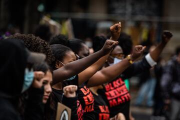 Cientos de personas protestaron en la plaza de  Sant Jaume en Barcelona para mostrar su disconformidad ante la brutalidad policial que acabó con el asesinato de George Floyd y protestar contra el racismo y la segregación racial.