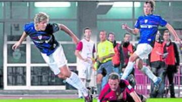 <b>FUNDAMENTAL. </b>Fernando Llorente remata un balón de cabeza en el último partido ante el Mallorca, con la mirada atenta de Lux, de Corrales, en el suelo, y de David López.