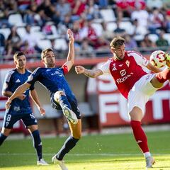El Marbella resiste y el Murcia salva el liderato