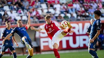 Carrillo trata de rematar ante Carrasco.