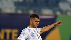 Guido Rodríguez durante un partido con Argentina.