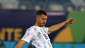 Guido Rodríguez durante un partido con Argentina.