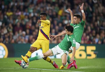 Nelson Semedo con Marc Bartra y Álex Moreno.