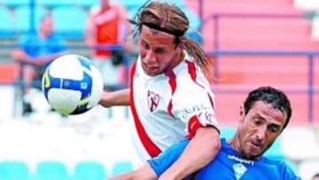 <b>TABLAS. </b>Ismael y Cordero pugnan por un balón, ayer.