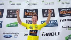 El ciclista neozelandés Aaron Gate posa como líder de la New Zealand Cycle Classic.