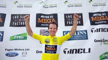 El ciclista neozelandés Aaron Gate posa como líder de la New Zealand Cycle Classic.