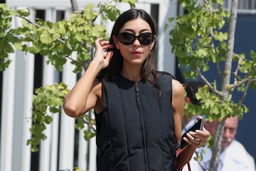 Sarah Staudinger sale del Aeropuerto Marco Polo antes de la boda del fundador de Amazon, Jeff Bezos, y Lauren Snchez en Venecia.