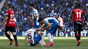 Leandro Cabrera ayuda a David L&oacute;pez en el partido ante el Mallorca. 