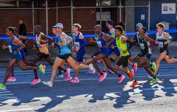 Un grupo de corredores de élite cruzan Brooklyn durante el Maratón de Nueva York. 