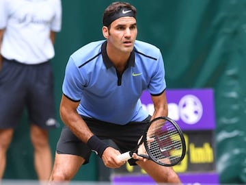 Roger Federer from Switzerland waits for the ball served by Florian Mayer from Germany during the ATP tournament tennis match in Halle, western Germany, on June 23, 2017.  / AFP PHOTO / CARMEN JASPERSEN