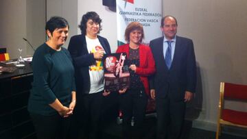 Igone Mtnz de Luna, Estibaliz Canto, Almudena Otaola y José Luis Tejedor, durante la presentación del Euskalgym en Vitoria-Gasteiz.