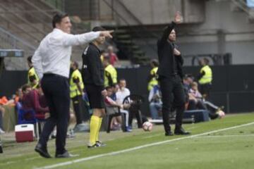 Berizzo y Simeone dan órdenes a sus jugadores.