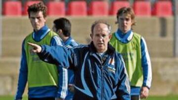 <b>HASTA JUNIO. </b>Irureta da instrucciones a sus futbolistas durante un entrenamiento.