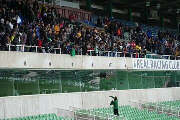 El Racing subió a los aficionados a Tribuna para protegerlos de la lluvia.