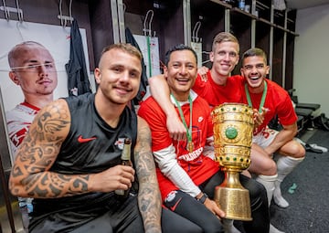 Angeliño, Mauricio Sánchez, Dani Olmo y André Silva, con la DFB pokal, la Copa alemana, conquistada por el RB Leipzig la temporada pasada.
