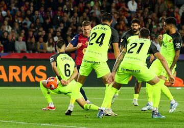 1-0. Dani Olmo recibe dentro del área balear, controla, se gira y dispara con la pierna izquierda, ajustado al palo largo de Leo Román para anotar el primer tanto azulgrana.
