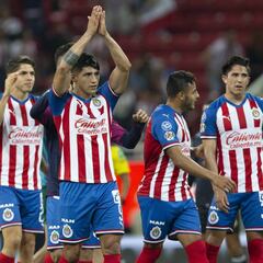 Jugadores de Chivas cierran filas con sus barras