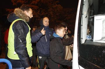 Ni la lluvia ni el frío espantaron las ilusiones de los más de 2000 seguidores del Fuenlabrada que se trasladaron en autobús hasta el Estadio Santiago Bernabéu