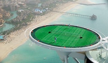 El hotel Burj al Arab de Dubái es uno de los complejos más altos del mundo con 321 metros. A 211 metros de altura se encuentra esta fascinante pista de tenis totalmente redonda (que habitualmente se usa como helipuerto) y que se dio a conocer en 2005 por el partido entre los tenistas Roger Federer y Andre Agassi. 

