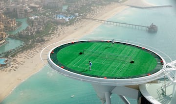 El hotel Burj al Arab de Dubái es uno de los complejos más altos del mundo con 321 metros. A 211 metros de altura se encuentra esta fascinante pista de tenis totalmente redonda (que habitualmente se usa como helipuerto) y que se dio a conocer en 2005 por el partido entre los tenistas Roger Federer y Andre Agassi.