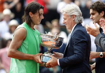 Se llev¨® el trofeo sin ceder un solo set (algo que tambi¨¦n consigui¨® despu¨¦s en 2010 y 2017) y s¨®lo 37 juegos. Otra vez, Roger Federer le tuvo que sufrir en la final, donde se llev¨® una paliza: 6-1, 6-3 y 6-0. Una de las que m¨¢s han dolido y condicionado al helv¨¦tico. Bjorn Borg le entreg¨® esta vez la Copa de los Mosqueteros, porque s¨®lo el sueco, el anterior can¨ªbal de la tierra, hab¨ªa logrado cuatro consecutivos (seis en total). Ese a?o, Nadal tambi¨¦n gan¨® Wimbledon, el oro ol¨ªmpico en Pek¨ªn y fue n¨²mero uno.