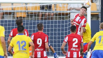 Nehu&eacute;n despeja un bal&oacute;n en el C&aacute;diz-Atl&eacute;tico. 