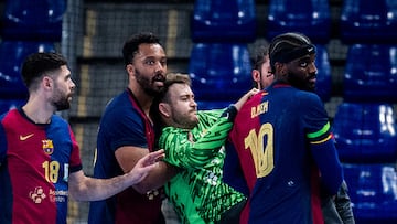 Los compañeros retiran a Pérez de Vargas de la pista.