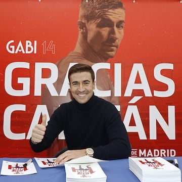 Gabi inauguró la exposición que el Atlético ha colocado en la fan zone noroeste, frente a la puerta 30 del Wanda Metropolitano antes del partido contra el Espanyol 