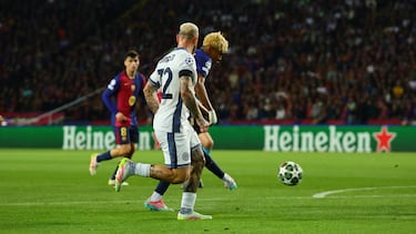 1-2. Lamine Yamal se interna en el área del Inter, y entre varios defensores, saca un zurdazo al palo largo de Yann Sommer, toca en el poste y se cuela dentro de la portrería nerazzurri.