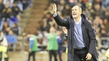 Víctor Fernández dirige al Zaragoza en el partido ante el Extremadura.