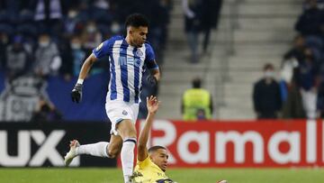 Soccer Football - Primeira Liga - FC Porto v Famalicao - Estadio do Dragao, Porto, Portugal - January 23, 2022 Famalicao's Charles Pickel in action with FC Porto's Luis Diaz REUTERS/Pedro Nunes