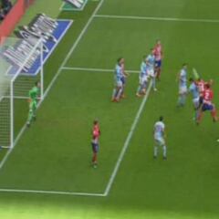 El Celta reclamó falta previa de Giménez en el 1-0 de Griezmann