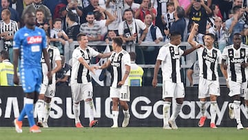 Turin (Italy), 29/09/2018.- Juventus' Mario Mandzukic (2-L) celebrates with teammates after scoring a goal during the Italian Serie A soccer match between Juventus FC and SSC Napoli at Allianz Stadium in Turin, Italy, 29 September 2018. (Italia) EFE/EPA/A