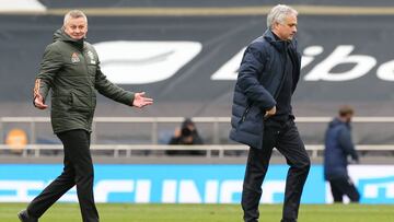 Solskjaer y Mourinho a la conclusión del Tottenham-United.