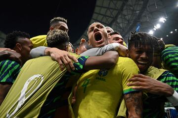 Celebración de los brasileños tras el gol del jugador del Totenham Richarlison.